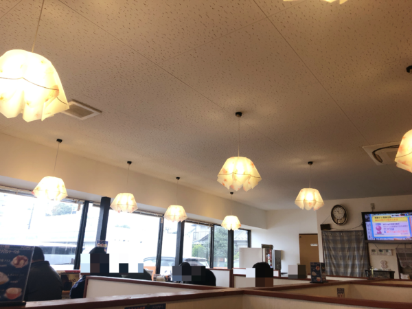 スタミナ食堂のテーブル席