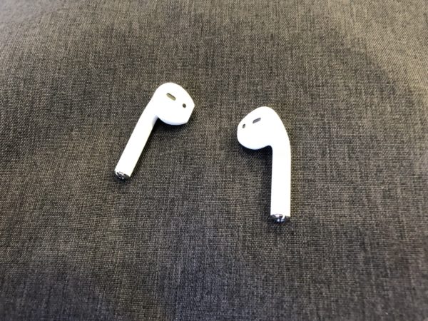 バックの上のAirPods